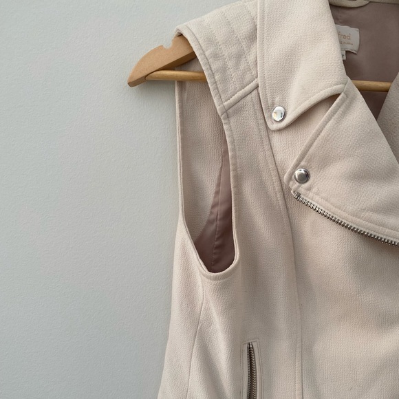 Cream aritzia vest. Size 6 ( medium ) - Picture 2 of 3